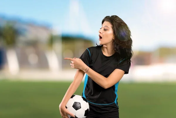 Jonge Voetbalspeelster Vrouw Verrast Wijzen Kant Naar Buiten — Stockfoto