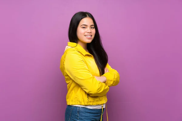 Jovem Adolescente Asiático Menina Sobre Isolado Roxo Fundo Com Braços — Fotografia de Stock