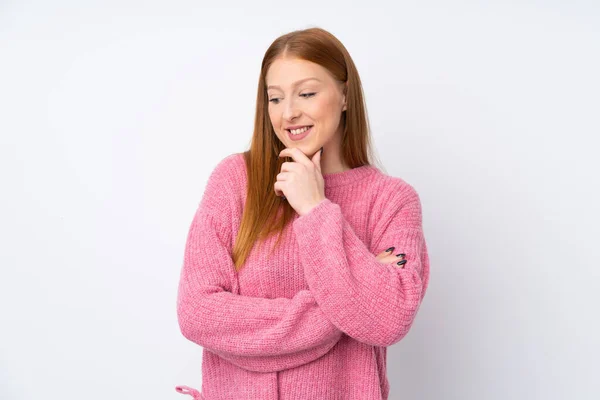 Mujer Pelirroja Joven Con Suéter Rosa Sobre Fondo Blanco Aislado —  Fotos de Stock
