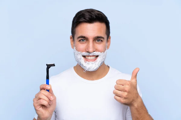 Jovem Homem Bonito Barbear Barba Sobre Fundo Isolado Com Polegares — Fotografia de Stock