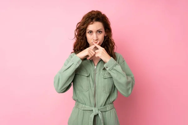 Joven Bonita Mujer Sobre Aislado Rosa Fondo Mostrando Signo Silencio —  Fotos de Stock