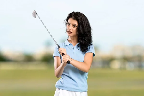 Jovem golfista mulher — Fotografia de Stock