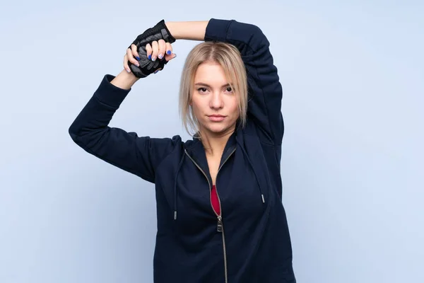 Jonge Sport Blonde Vrouw Geïsoleerde Blauwe Achtergrond Stretching — Stockfoto