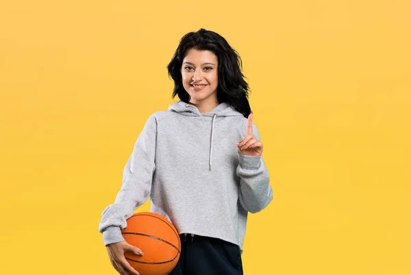 Jovem Mulher Jogando Basquete Apontando Para Cima Uma Grande Ideia — Fotografia de Stock