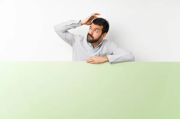 Jonge Knappe Man Met Baard Die Een Groot Groen Leeg — Stockfoto