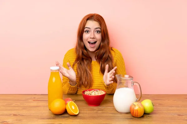 Teenager Rotschopf Mädchen Having Breakfast Ein Tisch Mit Überraschung Gesichtsausdruck — Stockfoto
