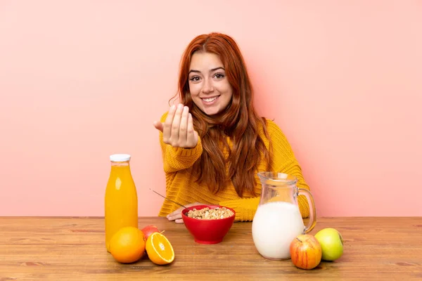 Teenager Rotschopf Mädchen Having Breakfast Ein Tisch Inviting Kommen — Stockfoto