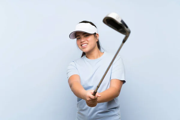 年轻的高尔夫球手 亚洲 女孩 在 孤立的 蓝色 背景 — 图库照片
