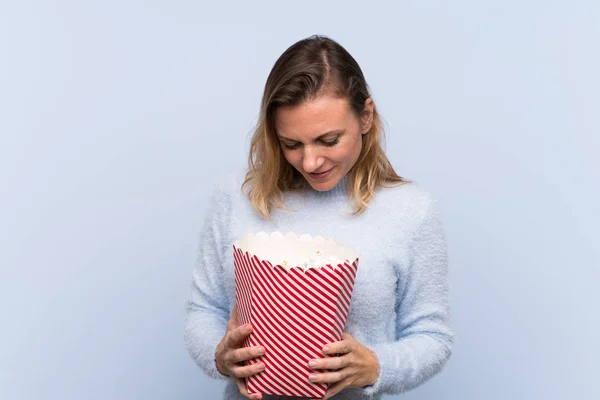 Blond Kvinna Över Isolerad Bakgrund Håller Stor Hink Popcorns — Stockfoto