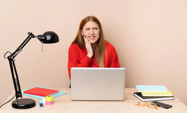 Jovem Estudante Mulher Local Trabalho Com Laptop Com Dor Dente — Fotografia de Stock