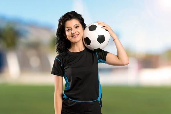 Jovem jogador de futebol mulher — Fotografia de Stock