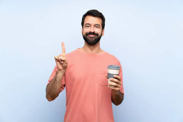 Jongeman Met Baard Houdt Een Take Away Koffie Geïsoleerde Blauwe — Stockfoto