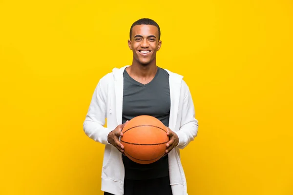 고립 된 노란색 배경을 통해 아프리카 미국 농구 선수 남자 — 스톡 사진