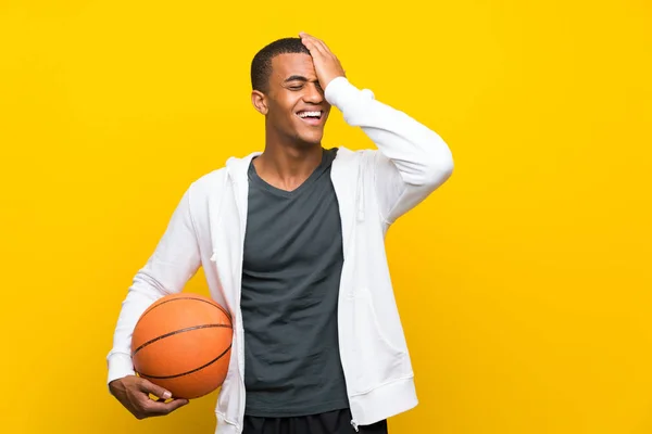 Afrika Amerika Pemain Basket Telah Menyadari Sesuatu Dan Berniat Solusi — Stok Foto