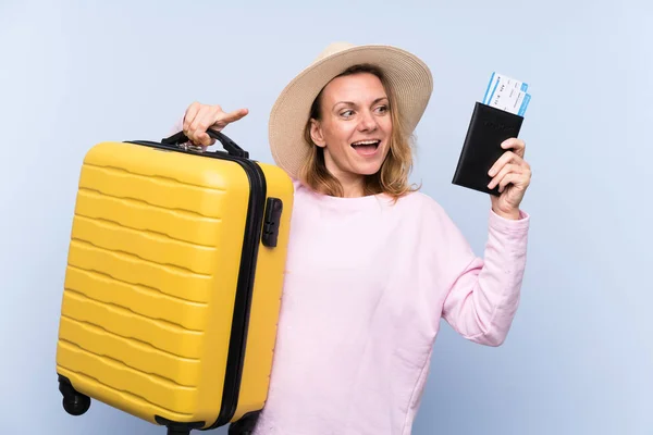 Blondine Mit Koffer Und Pass Urlaub Und Überrascht — Stockfoto