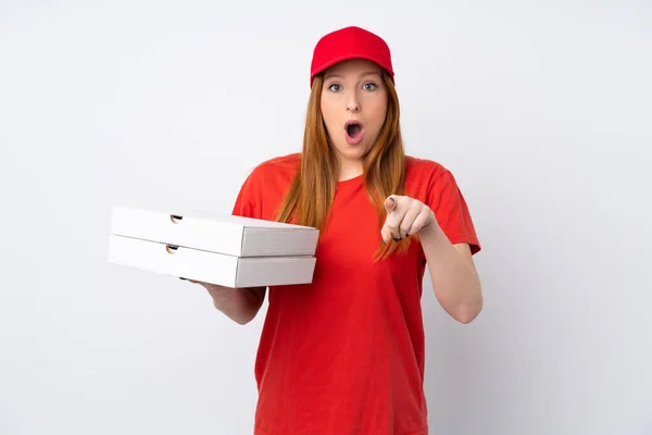 Pizza Donna Consegna Tenendo Una Pizza Oltre Isolato Muro Rosa — Foto Stock