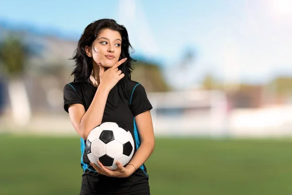 Young Football Player Woman Thinking Idea Outdoors — ストック写真