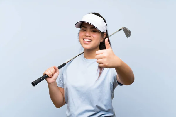Young Golfer Asian Girl Isolated Blue Background Thumbs Because Something — Stock Photo, Image