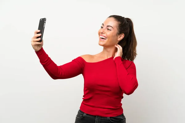 Mujer joven tomando una selfie con el móvil —  Fotos de Stock