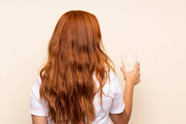 Teenager Rothaarige Mädchen Hält Ein Glas Milch Über Isolierten Hintergrund — Stockfoto