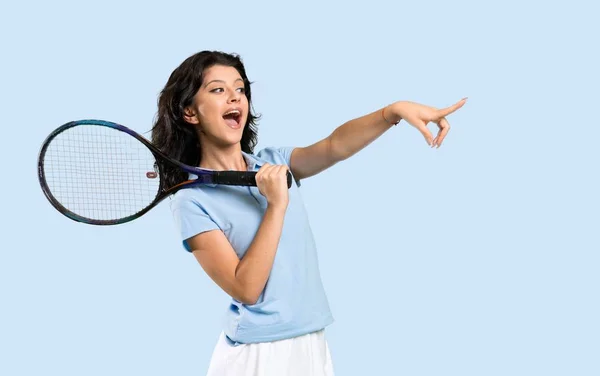 Giovane Tennista Donna Sorpreso Puntare Dito Verso Lato Sfondo Isolato — Foto Stock