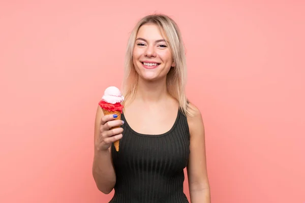 Jovem Loira Com Sorvete Corneto Sobre Fundo Rosa Isolado Sorrindo — Fotografia de Stock