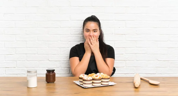 Junge Teenager Asiatische Mädchen Mit Vielen Muffin Kuchen Mit Überraschung — Stockfoto