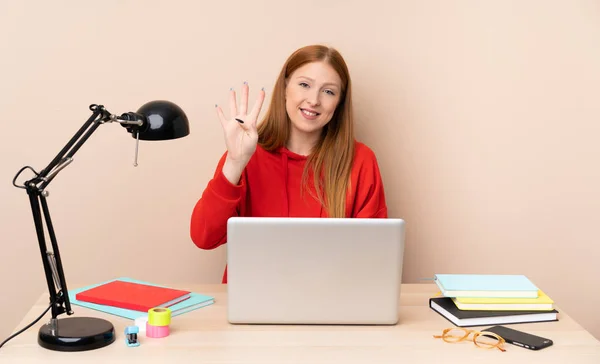 Mujer Joven Estudiante Lugar Trabajo Con Ordenador Portátil Feliz Contar — Foto de Stock