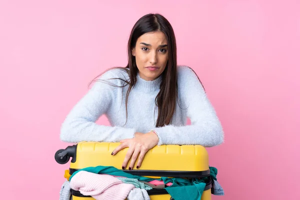 Viaggiatore donna con una valigia piena di vestiti sopra pin isolato — Foto Stock