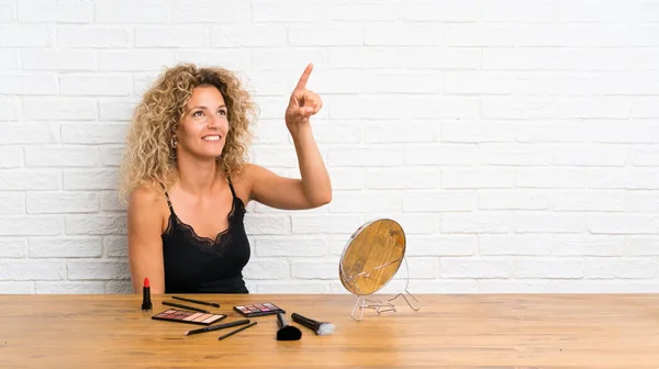 Jeune Femme Avec Beaucoup Pinceau Maquillage Dans Une Table Touchant — Photo