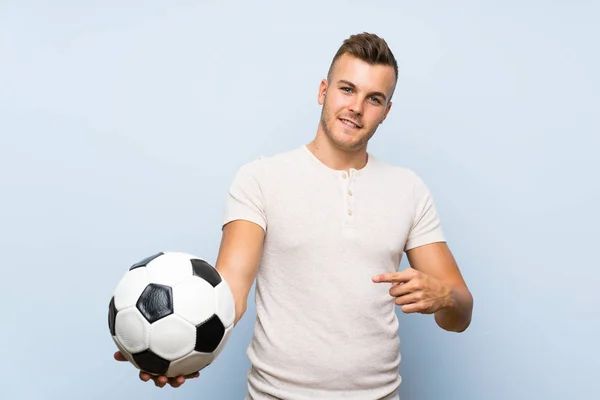 Młody Przystojny Blond Człowiek Białym Tle Niebieskie Gospodarstwo Piłki Nożnej — Zdjęcie stockowe