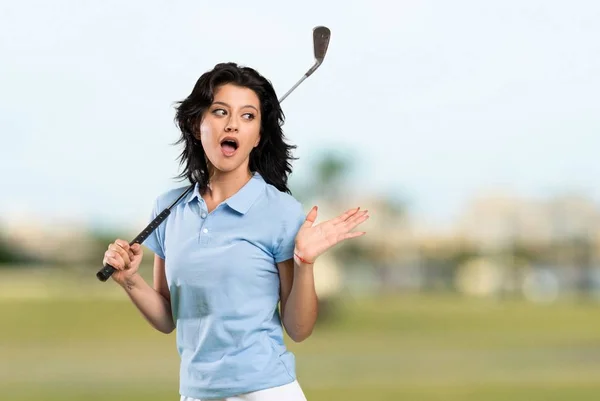 Young Golfer Woman Shocked Facial Expression Outdoors — 스톡 사진