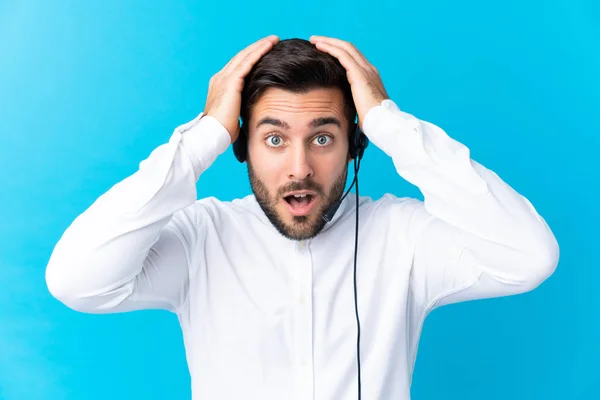 Telemarketer Homem Trabalhando Com Fone Ouvido Sobre Fundo Azul Isolado — Fotografia de Stock