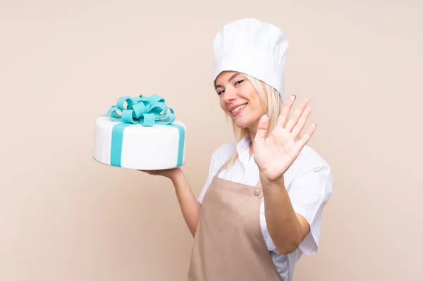 Jeune Femme Russe Avec Gros Gâteau Sur Fond Isolé Saluant — Photo