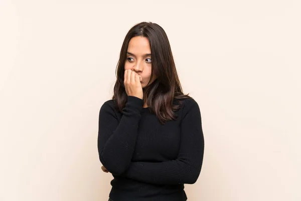 Jeune Femme Brune Avec Pull Blanc Sur Fond Isolé Ayant — Photo