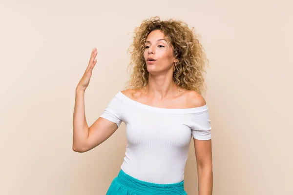 Giovane Donna Bionda Con Capelli Ricci Sfondo Isolato Con Espressione — Foto Stock