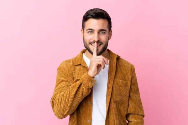 Pembe Arka Planda Kadife Ceket Giyen Sakallı Yakışıklı Genç Adam — Stok fotoğraf