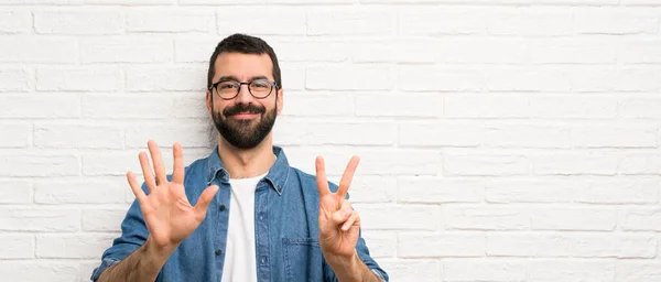 Bonito Homem Com Barba Sobre Parede Tijolo Branco Contando Sete — Fotografia de Stock