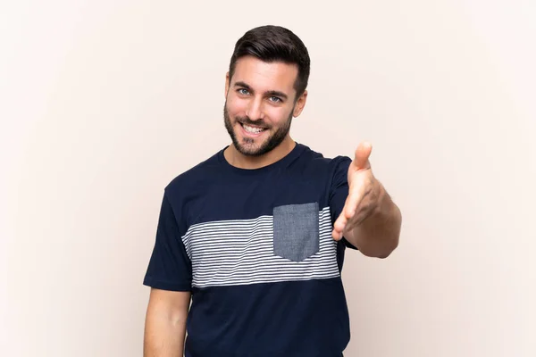 Jovem Homem Bonito Com Barba Sobre Fundo Isolado Apertando Mãos — Fotografia de Stock