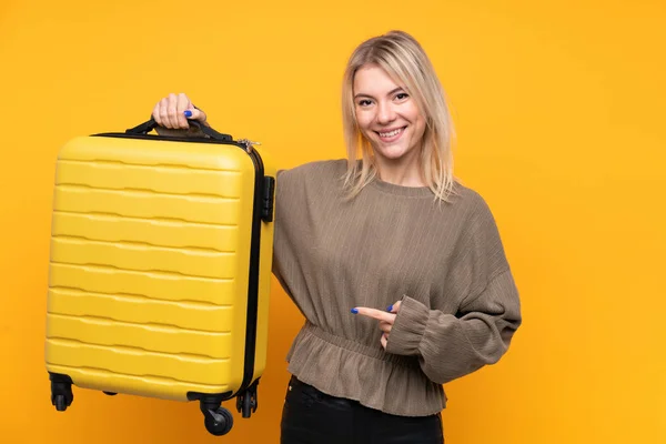 Junge Blonde Frau Mit Reisekoffer Über Einsamen Gelben Hintergrund Urlaub — Stockfoto