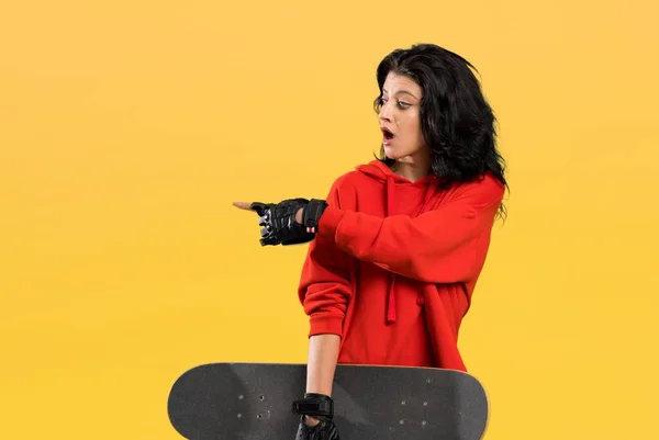 Young Skater Woman Surprised Pointing Side Isolated Background — Stock Photo, Image