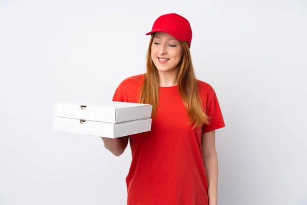 Доставка Пиццы Женщина Держит Пиццу Над Изолированной Розовой Стеной Счастливым — стоковое фото