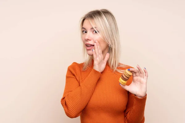 Jovem Loira Russa Sobre Fundo Isolado Segurando Macarons Franceses Coloridos — Fotografia de Stock