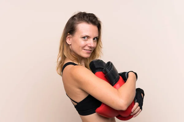 Mujer Deportiva Rubia Sobre Fondo Aislado Con Guantes Boxeo —  Fotos de Stock
