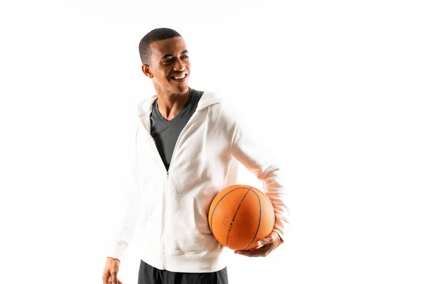 고립 된 흰색 배경을 통해 아프리카 미국 농구 선수 남자 — 스톡 사진