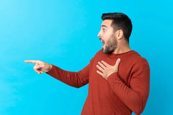 Jonge Knappe Man Met Baard Geïsoleerde Blauwe Achtergrond Wijzende Vinger — Stockfoto