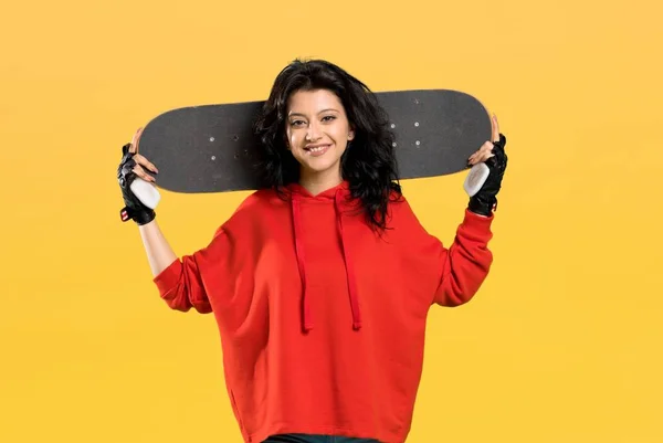 赤いスウェットシャツを着た若いスケーターの女性 — ストック写真