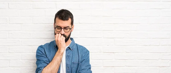 Hombre Guapo Con Barba Sobre Pared Ladrillo Blanco Que Tiene —  Fotos de Stock