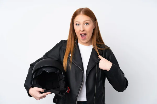 Junge Rothaarige Frau Mit Motorradhelm Über Isoliertem Weißem Hintergrund Mit — Stockfoto