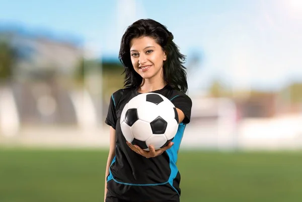 若いサッカー選手の女性 — ストック写真